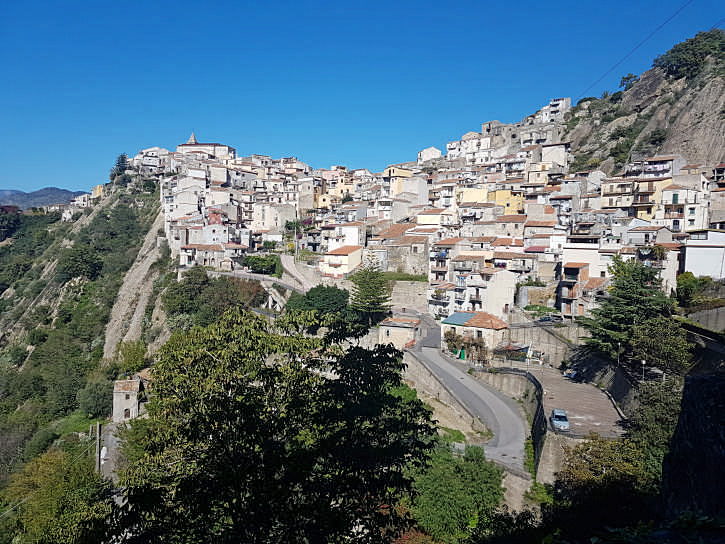 motta camastra veduta paese da strada di ingrsso foto taobook