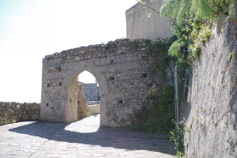 savoca arco ingresso quartiere medioevale foto taobook