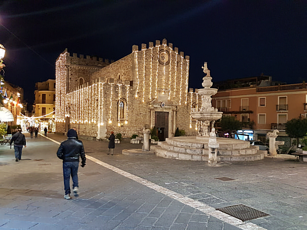 taormina duomo con luci natalizie foto taobook