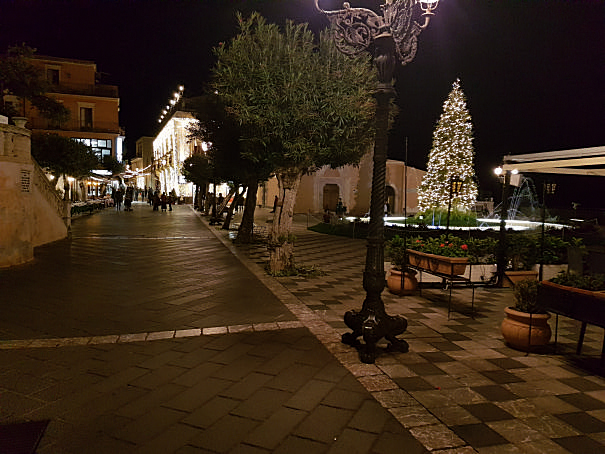 taormina albero di natale piazza 9 aprile da torre orologio foto taobook