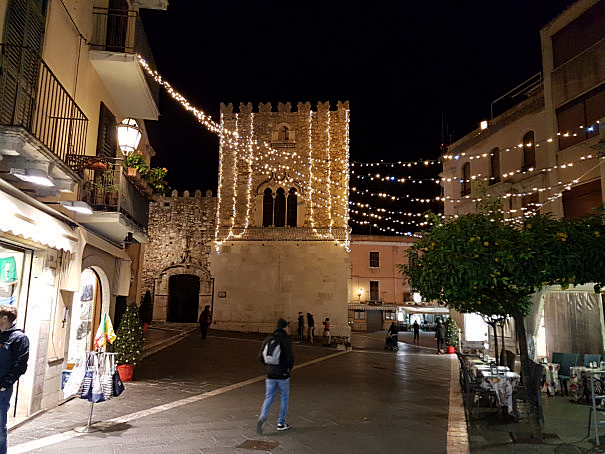 taormina palazzo corvaja adobbato a festa foto taobook