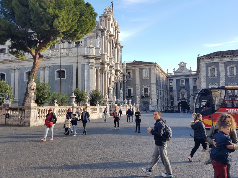 piazza duomo e chiesa sant'agata