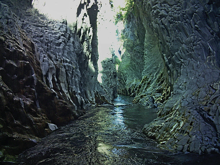 gole alcantara rapide tra le rocce