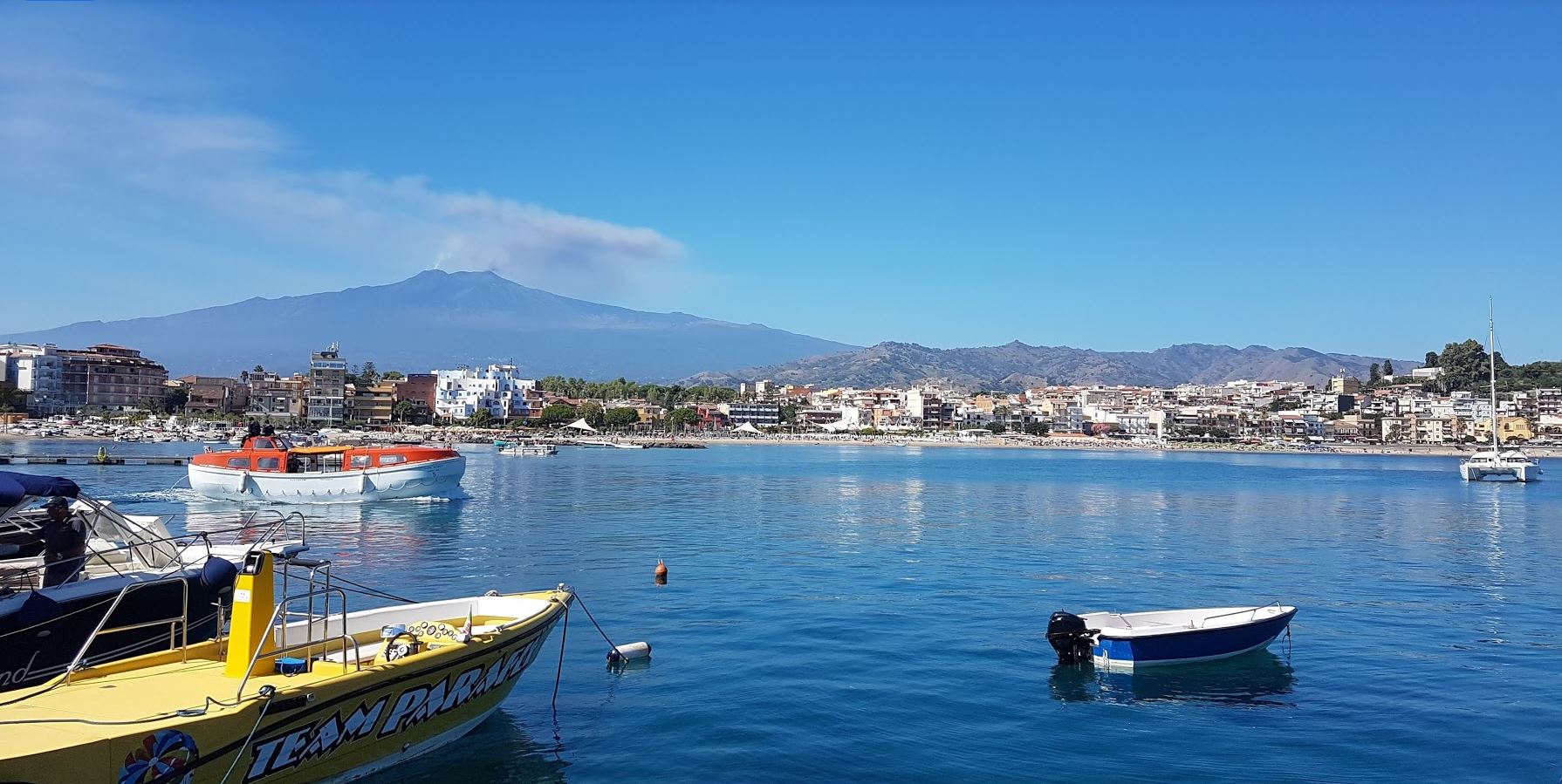 giardini-naxos il paese attaccato a taormina