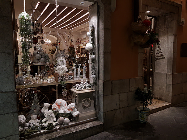 negozi sul corso umberto per il natale di Taormina