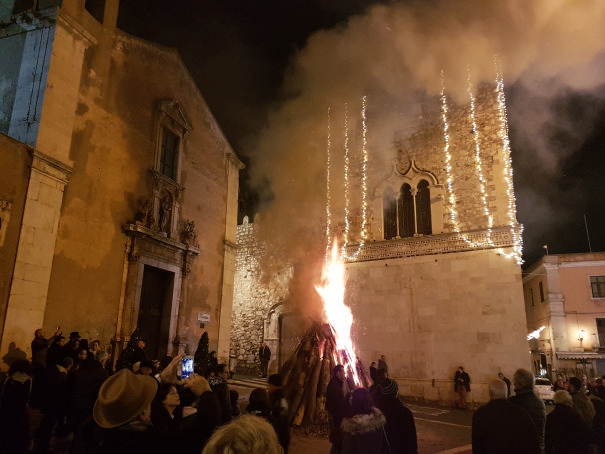 il grande falò della vigilia di natale in piazza s caterina d'alessandria taormina