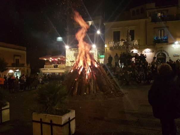 falò in piazza duomo natale a taormina