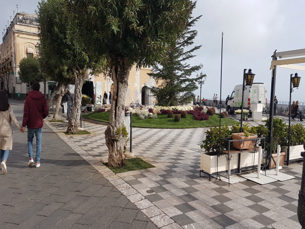 Natale 2019, albero di natale piazza IX aprile