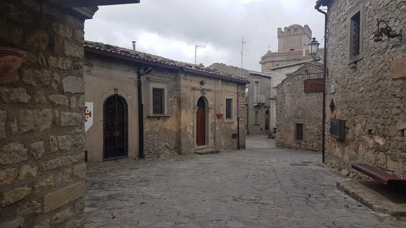 viuzze serpeggianti nel centro antico di montalbano elicona