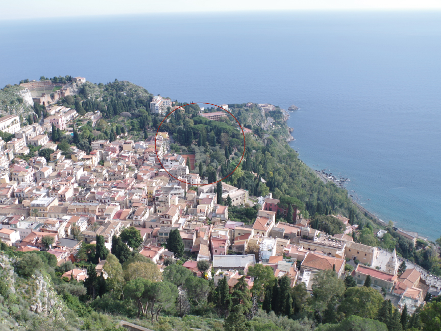 villa comunale di taormina vista da piazza 9 aprile