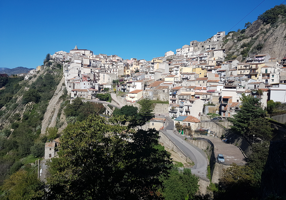 panoramica su motta camastra