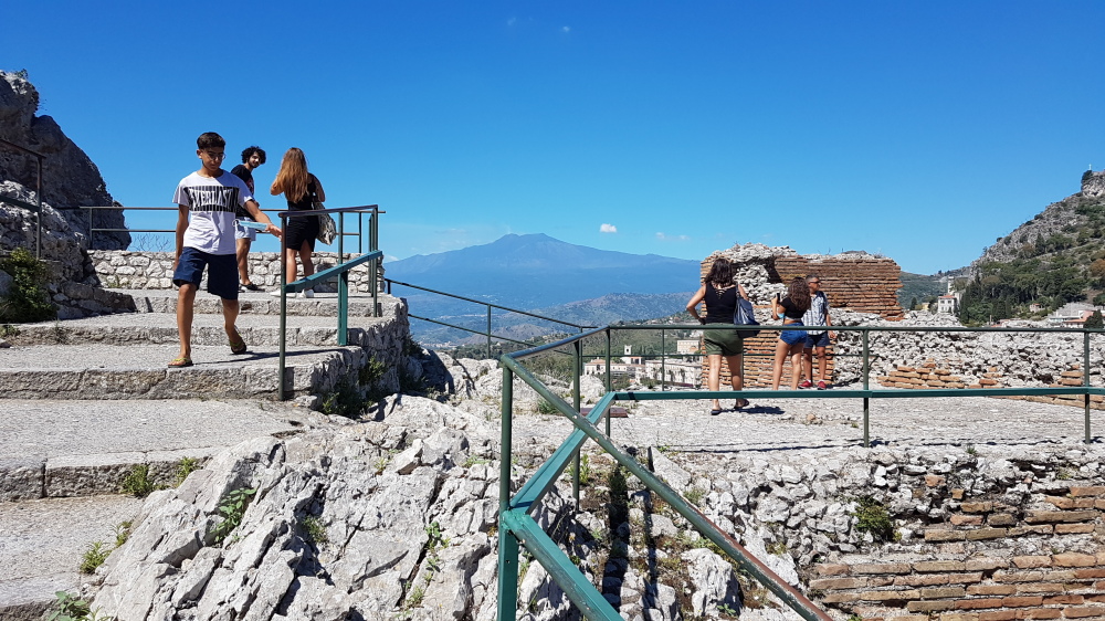 taormina teatro romano panorama su etna