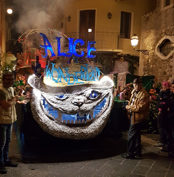 taormina carnevale 2019 carro alice nel paese delle meraviglie