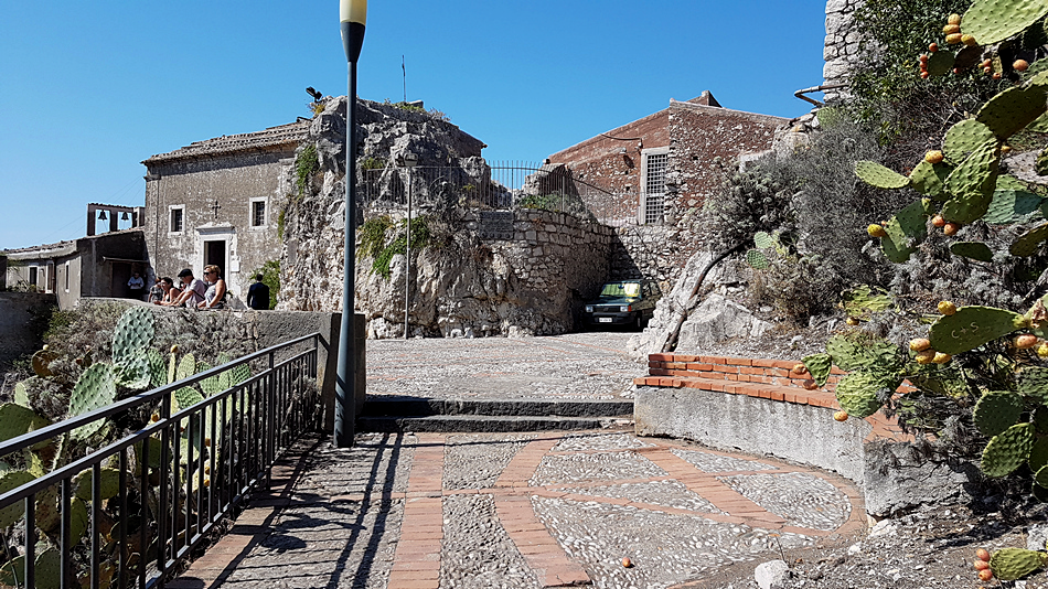 foto panoramica chiesa madonna rocca taormina