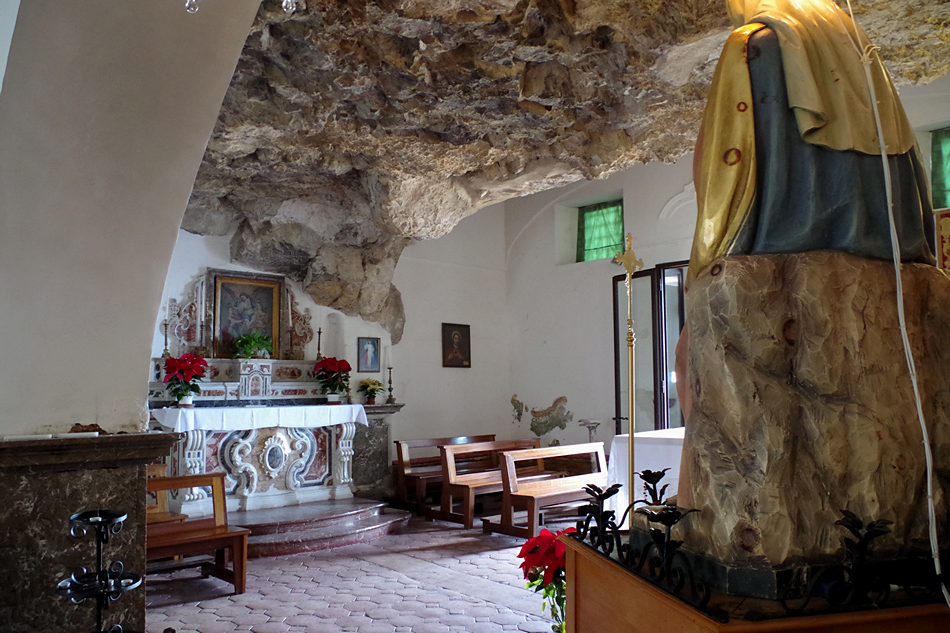 foto interno in roccia chiesa madonna rocca taormina