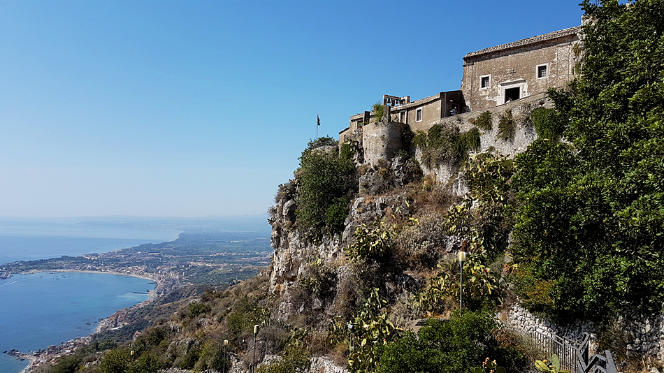 foto da sentiero della chiesa madonna rocca taormina