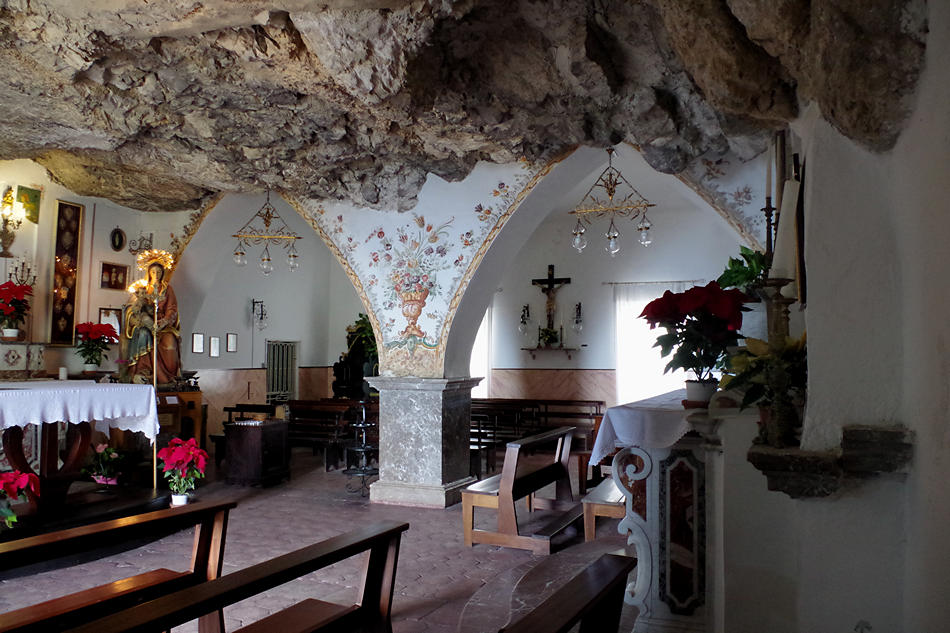 interno navata chiesa madonna rocca taormina