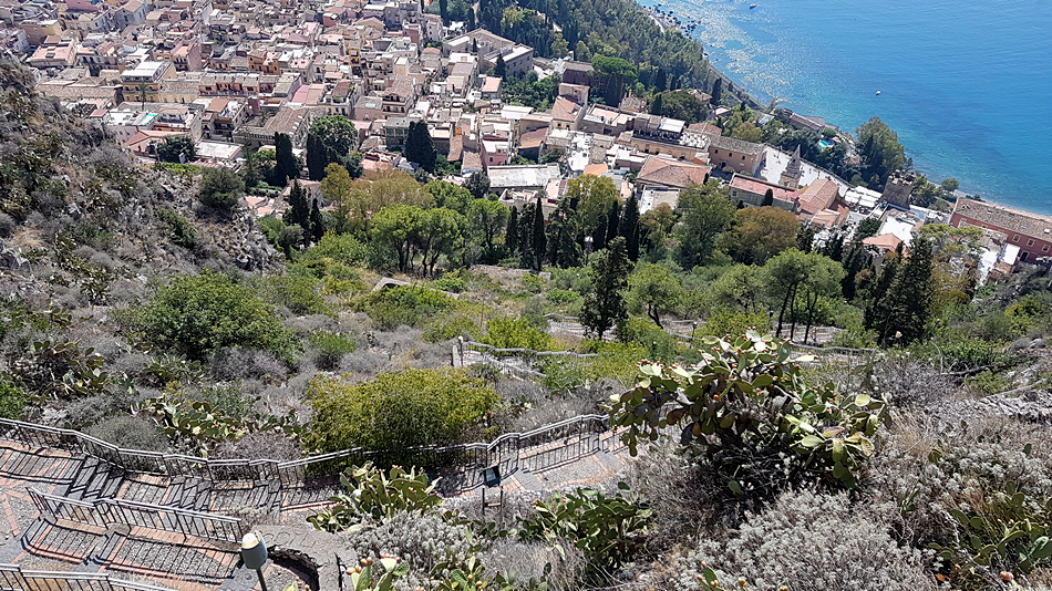 via salita crucis o castello di taormina