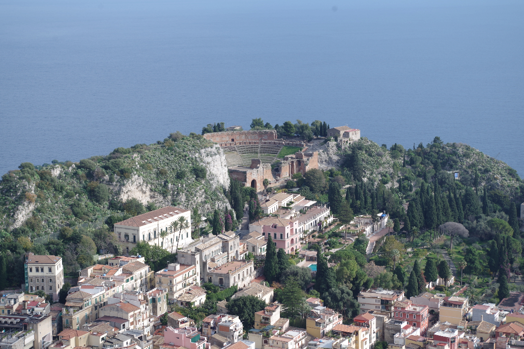 panorama su teatro greco di taormina